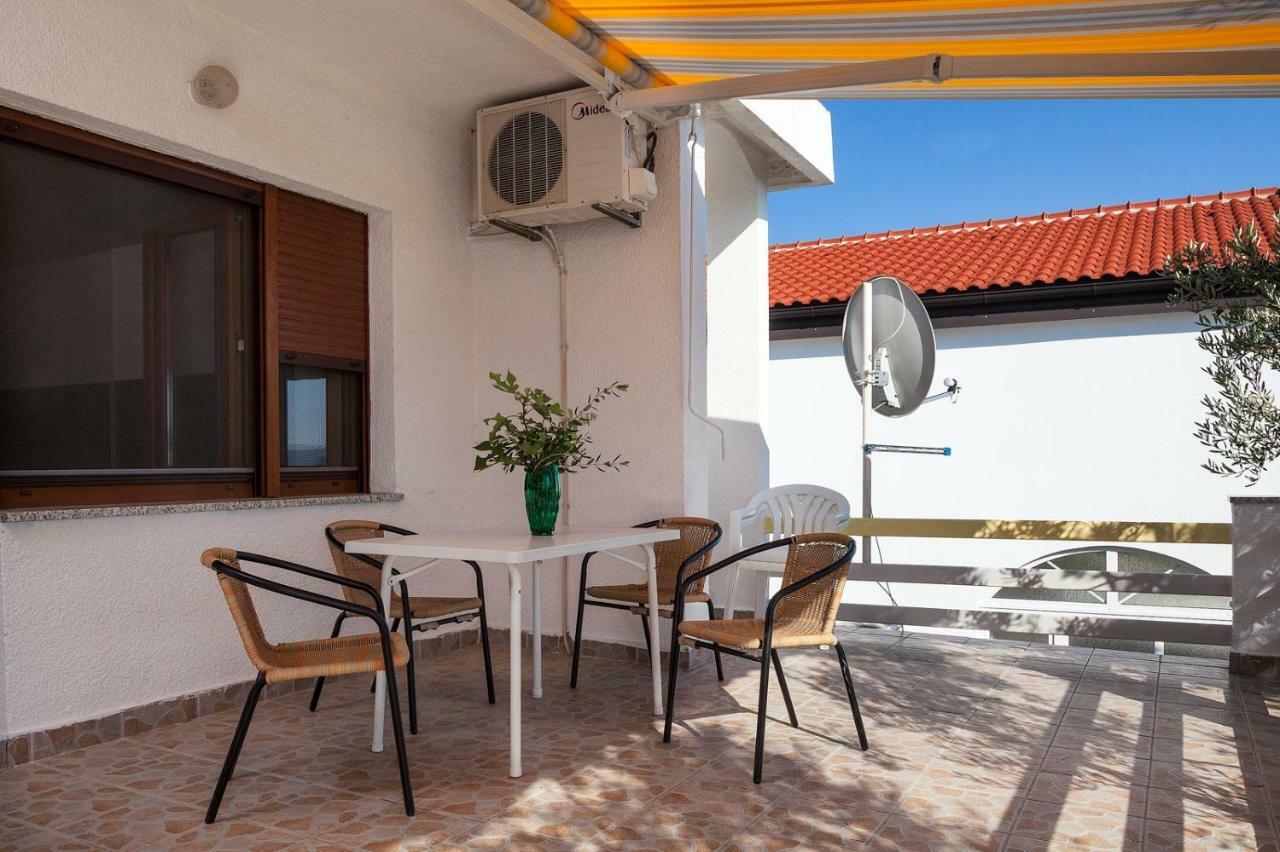 Apartment Milka By The Sea Karlobag Exterior photo